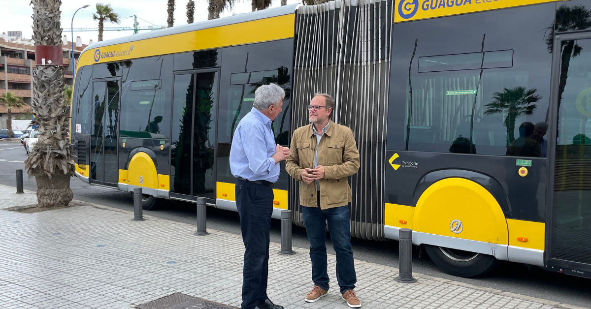 Pedro Quevedo y José Eduardo Ramírez junto a una guagua de Guaguas Municipales / GUAGUAS MUNICIPALES