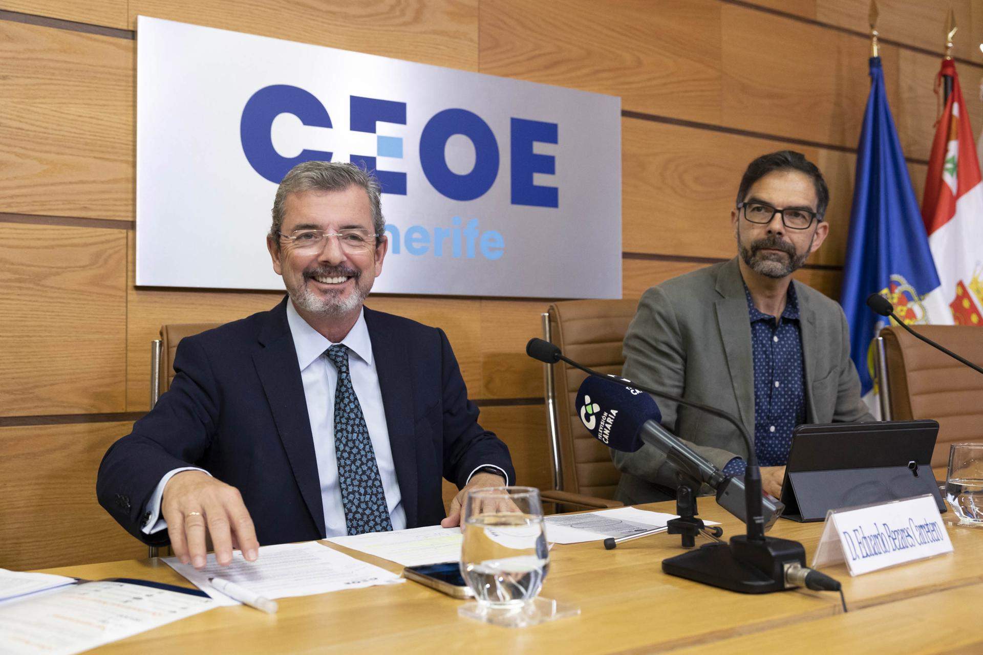 El secretario general de CEOE-Tenerife, Eduardo Bezares, y el director de consultoría de Corporación 5, José Miguel González, presentando el Informe de Coyuntura Económica del primer trimestre de 2023./ EFE - MIGUEL BARRETO