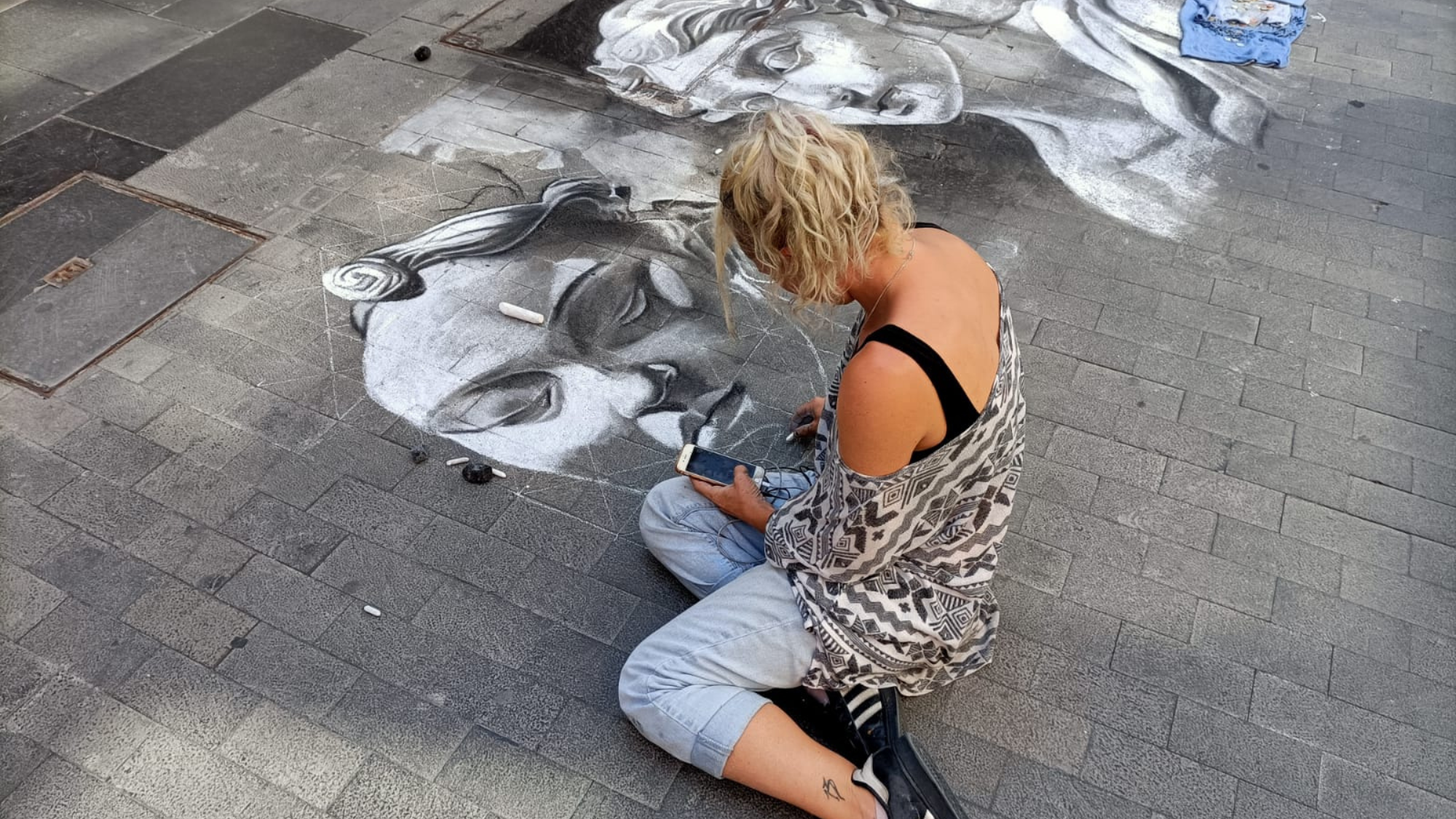 Bianca Milacic dibujando en la calle Triana / ATLÁNTICO HOY  - MARCOS MORENO 