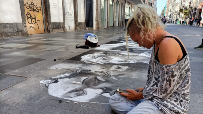 Bianca Milacic dibujando en la calle Triana / ATLÁNTICO HOY - MARCOS MORENO