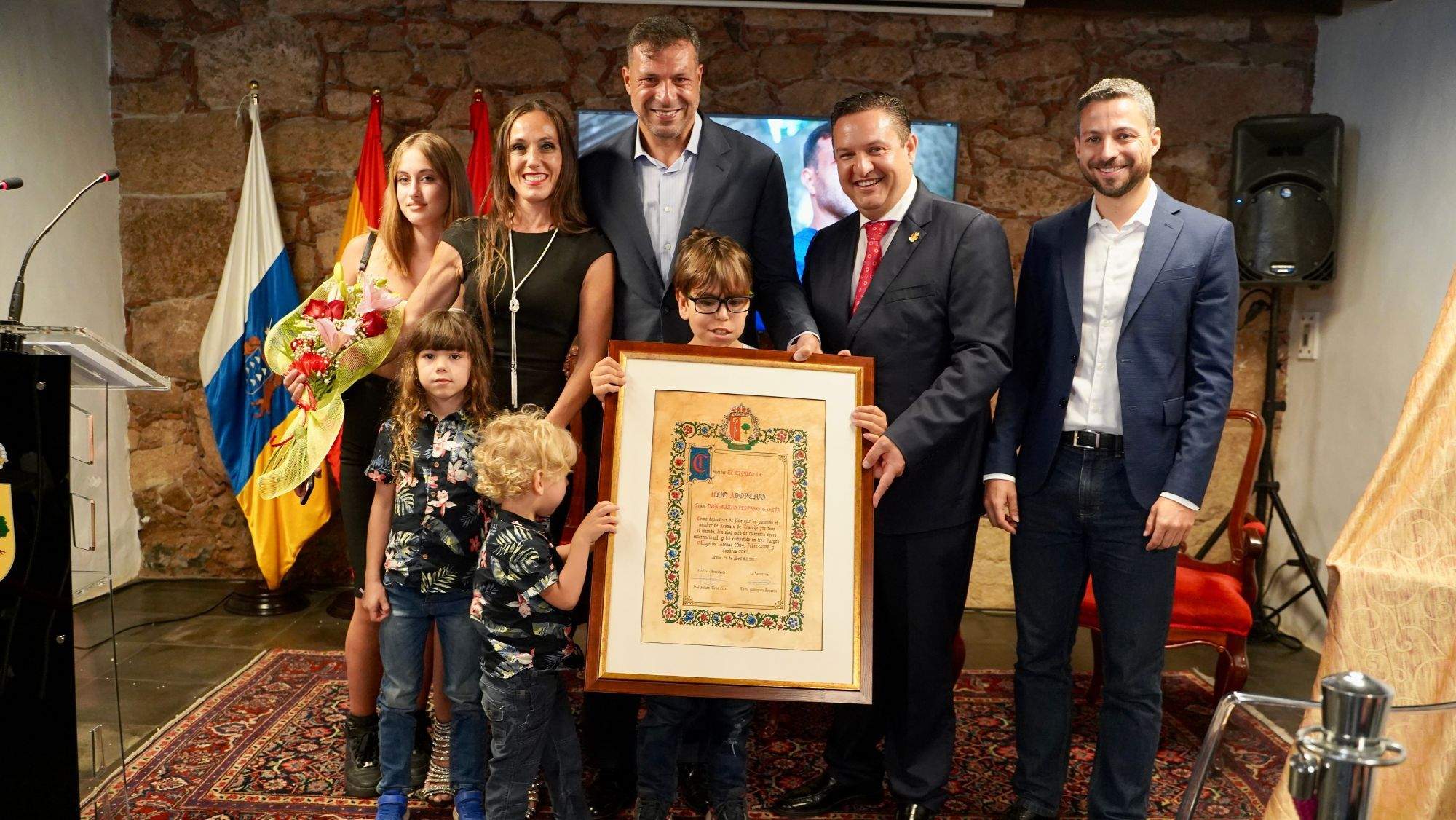 Mario Pestano recibe la mención de Hijo Predilecto junto a su familia y de la mano el alcalde del municipio, José Julián Mena / CEDIDA
