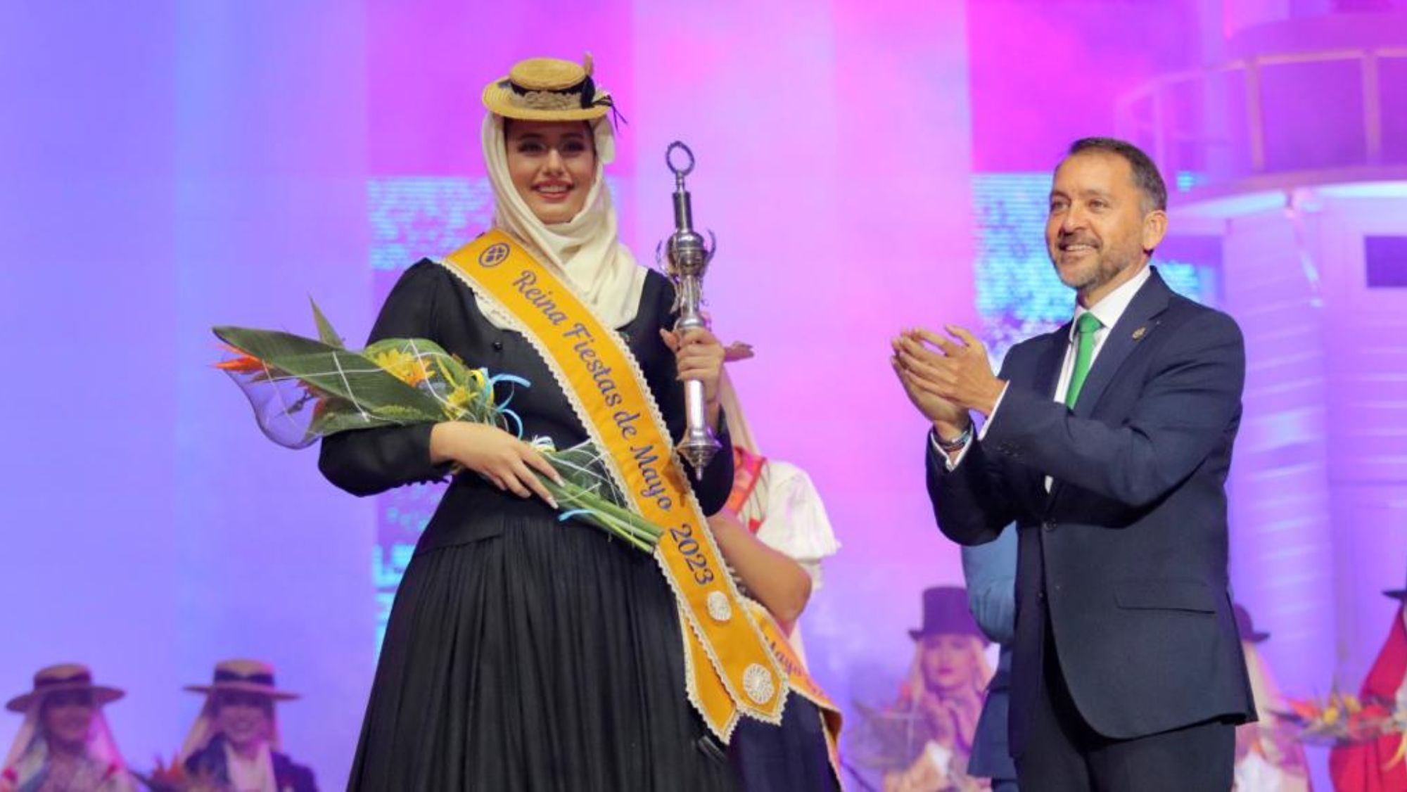 Kimberly Baute, nueva Reina de las Fiestas de Mayo de Santa Cruz, recibe el cetro de mano del alcalde José Manuel Bermúdez. / CEDIDA