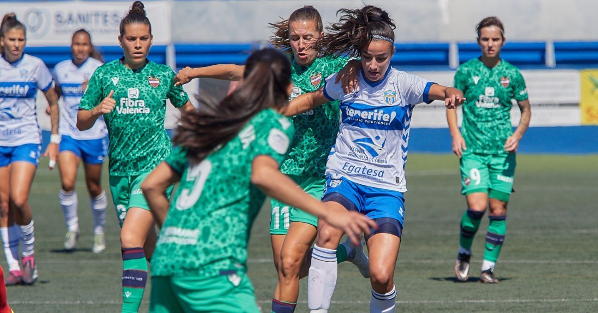 Paola Hernández, bajo la presión de las jugadoras visitantes, en el triunfo por 0-1 del Levante en La Palmera./ UD GRANADILLA TENERIFE.
