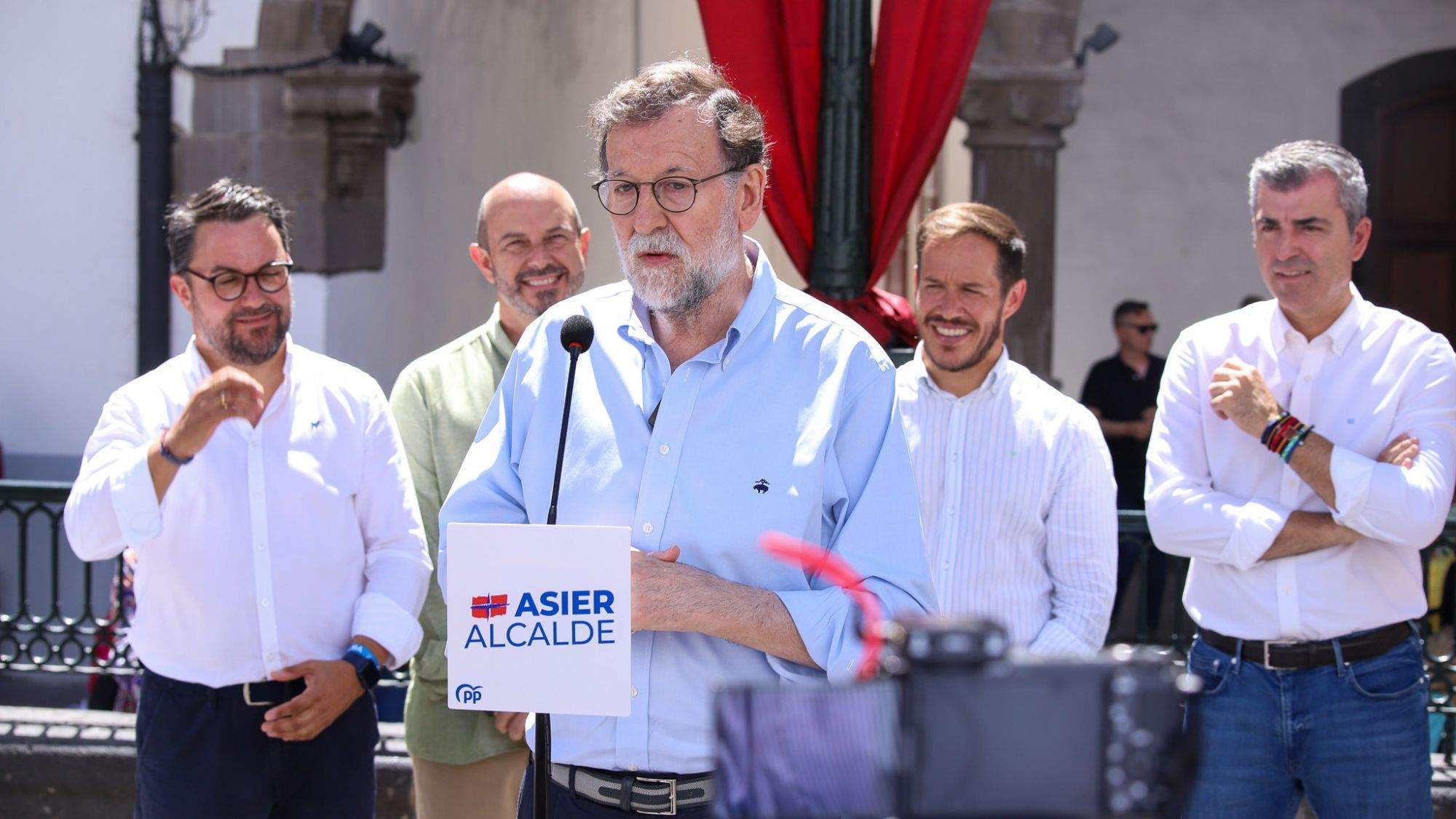 Mariano Rajoy, junto al resto de representantes del Partido Popular canario en La Palma / EFE / LUIS G MORERA