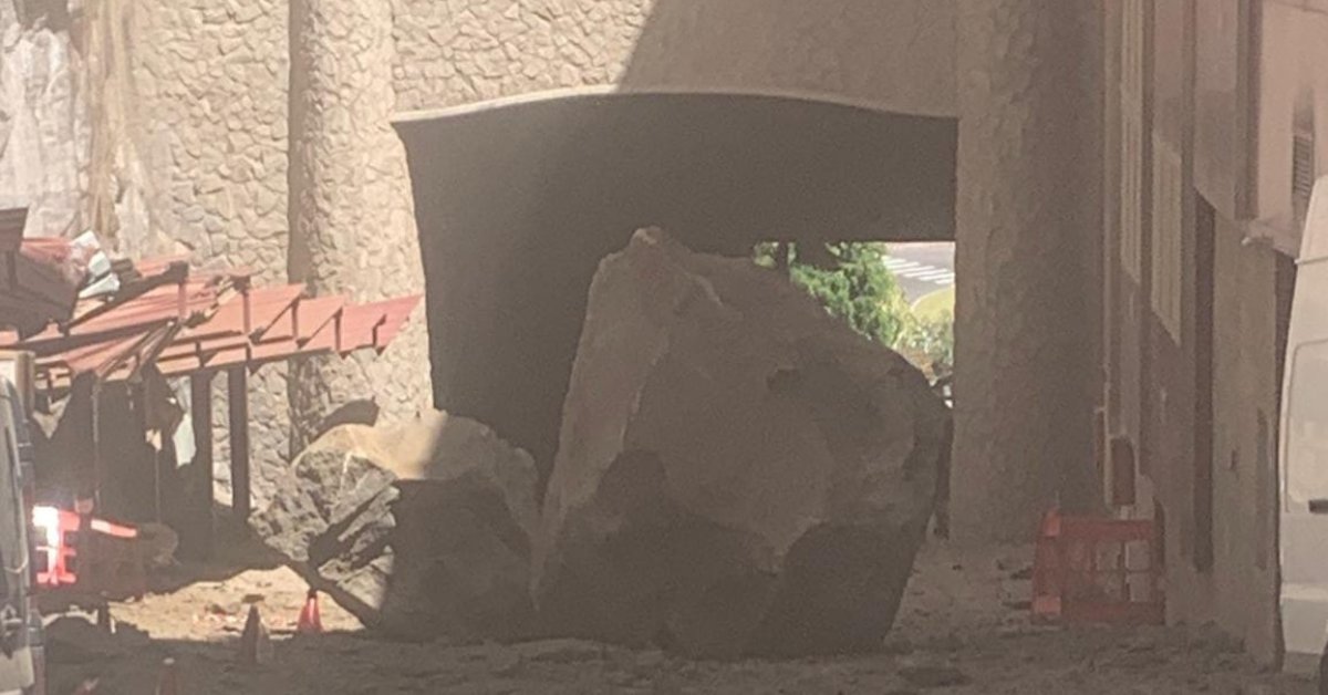 Susto en Mogán al caer una enorme roca que no causó daños ni humanos ni materiales en un hotel. / CEDIDA