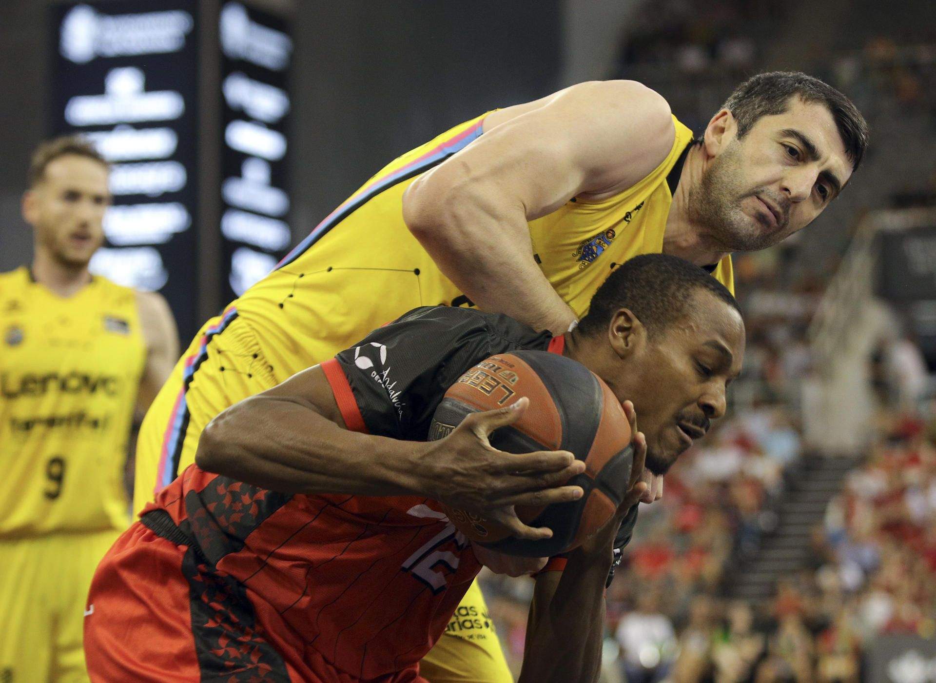 Shermadini disputa un rebote con Renfroe en la victoria del CB Canarias en Granada./ EFE.