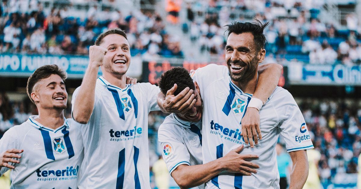 Enric Gallego celebra con sus compañeros el gol de penalti que dio la victoria por 1-0 al Tenerife frente al Leganés./ CD TENERIFE @sanacosta_ Enric Gallego celebra con sus compañeros el gol de penalti que dio la victoria por 1-0 al Tenerife frente al Leganés./ CD TENERIFE @sanacosta_