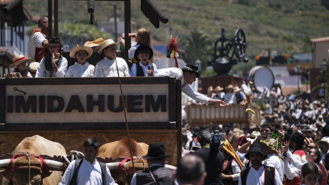 Varios cientos de personas este domingo en la 55º edición de la tradicional romería de Tegueste en honor a San Marcos Evangelista en la isla de Tenerife. EFE/ Alberto Valdés