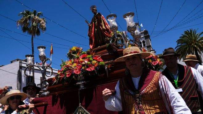 Varias personas portan la figura de San Marcos este sábado durante la 55º edición de la tradicional romería de Tegueste en su honor. EFE/ ALBERTO VALDÉS