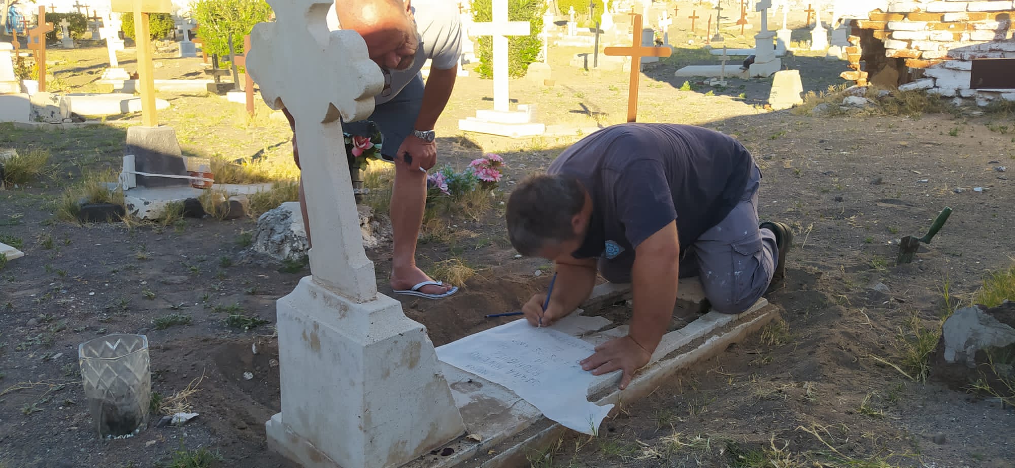 Trabajos de reparación de una lápida en el cementerio de Traslarena / ARCHIVO