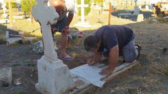 Trabajos de reparación de una lápida en el cementerio de Traslarena / CEDIDA