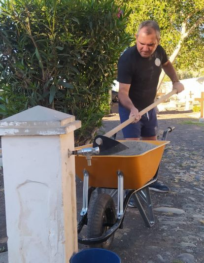 Un voluntario con materiales de obra en el cementerio de Traslarena / CEDIDA