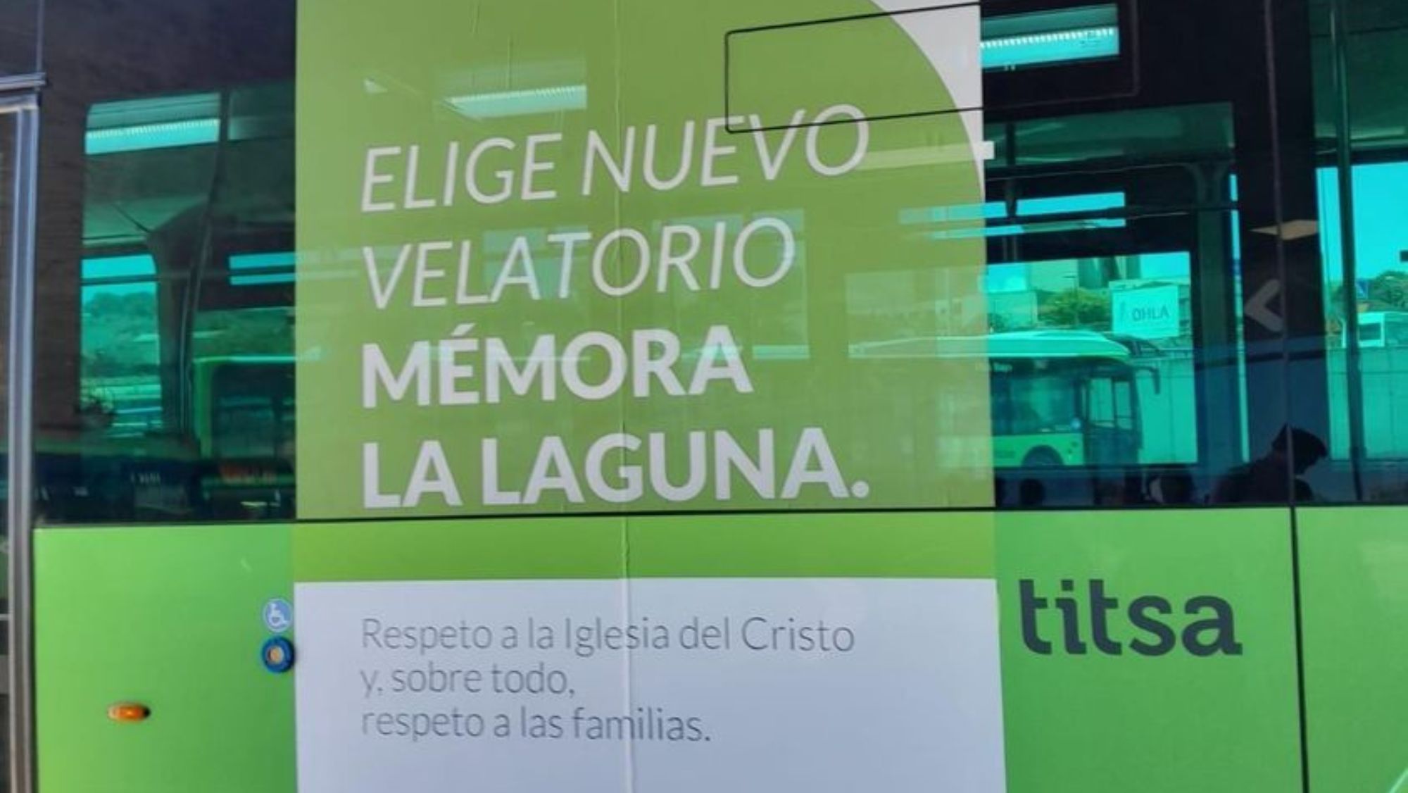 Publicidad del velatorio de Mémora La Laguna en una guagua / AAVV. CASCO HISTÓRICO DE LA LAGUNA