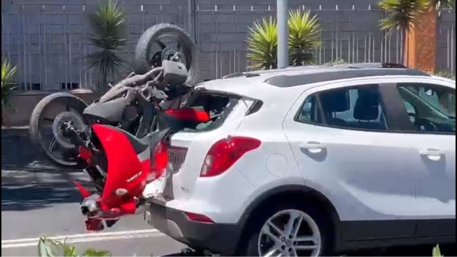 Una moto empotrada en la luna trasera de un turismo de alquiler en la carretera de San Andrés (Tenerife)./ CEDIDA