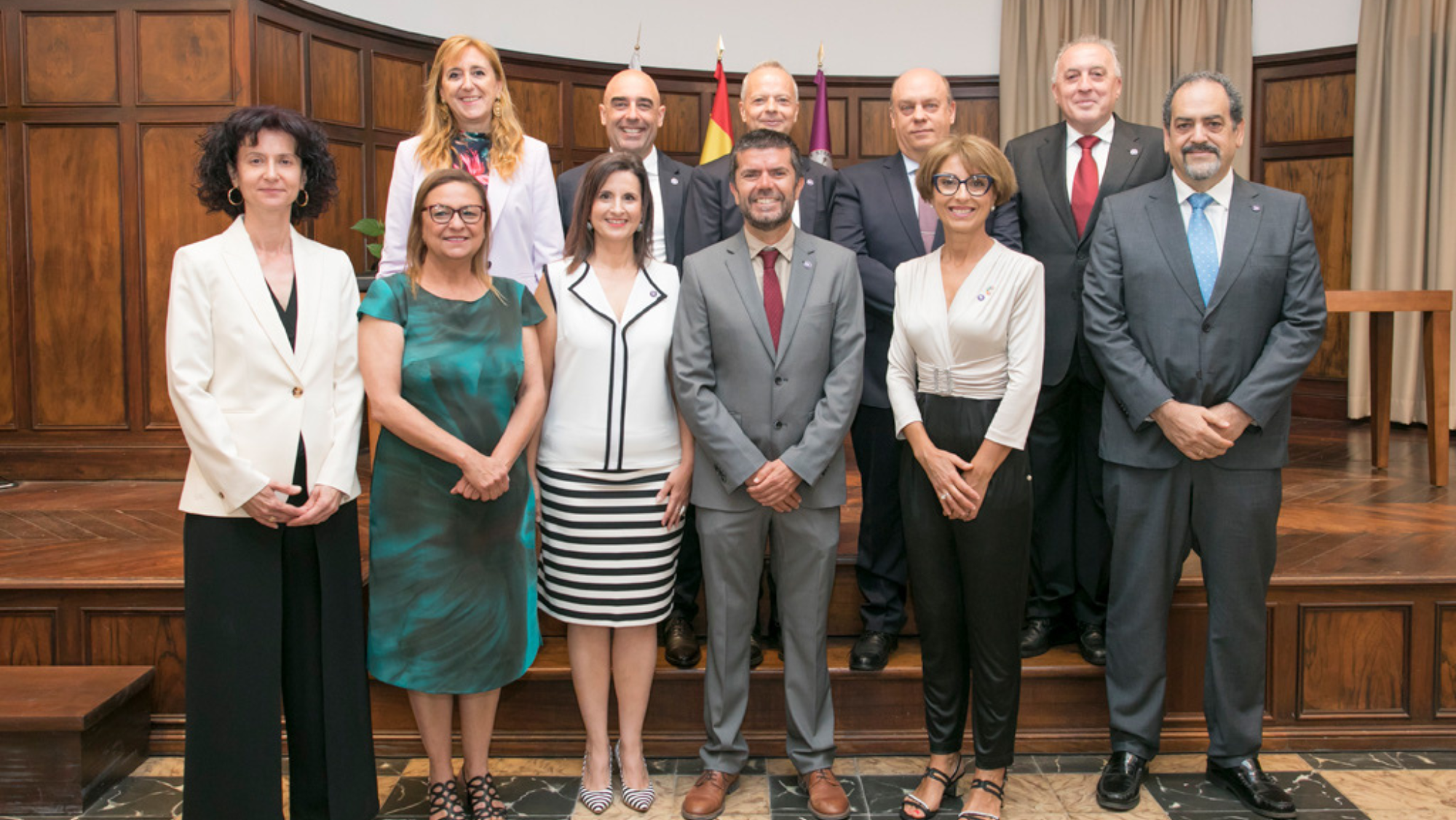 El nuevo rector de la ULL, Francisco García (centro), junto con los ocho vicerrectores y demás representantes de la universidad./ ULL