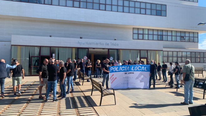 Policías locales de Telde protestando frente al Ayuntamiento / CEDIDA
