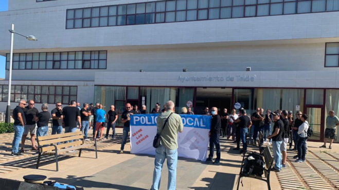 Policías locales de Telde protestando frente al Ayuntamiento / CEDIDA 