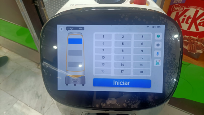 Pantalla de Katty, el robot que trabaja en Cafés de Carla / ATLÁNTICO HOY - MARCOS MORENO