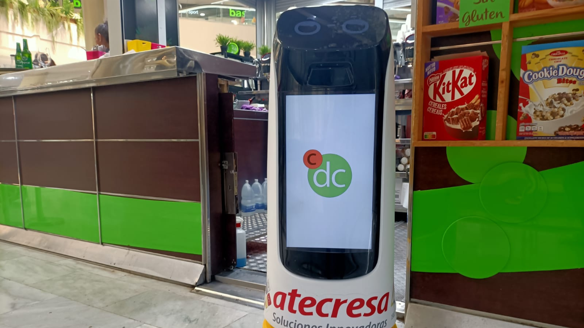 Katty, el robot que trabaja en Cafés de Carla /  ATLÁNTICO HOY - MARCOS MORENO 