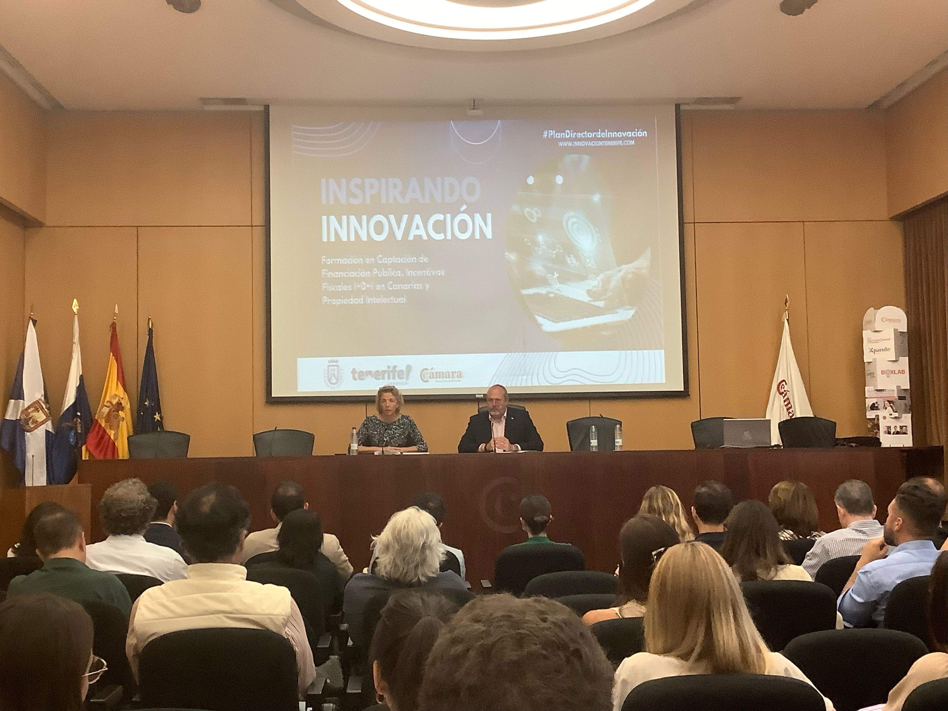 La directora general de la Cámara de Comercio de Santa Cruz de Tenerife, Lola Pérez, y el vicepresidente primero del Cabildo de Tenerife, Enrique Arriaga en la ./ CEDIDA La directora general de la Cámara de Comercio de Santa Cruz de Tenerife, Lola Pérez, y el vicepresidente primero del Cabildo de Tenerife, Enrique Arriaga en la ./ CEDIDA