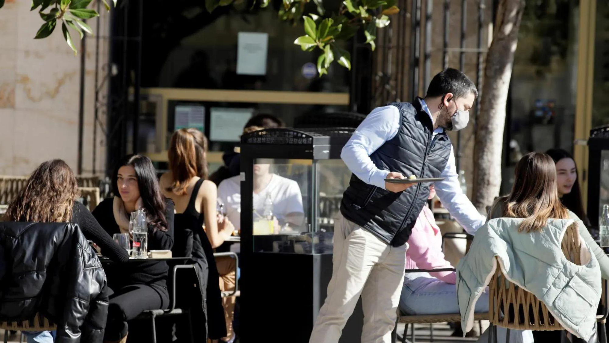 Un camarero sirve a una mesa / EFE