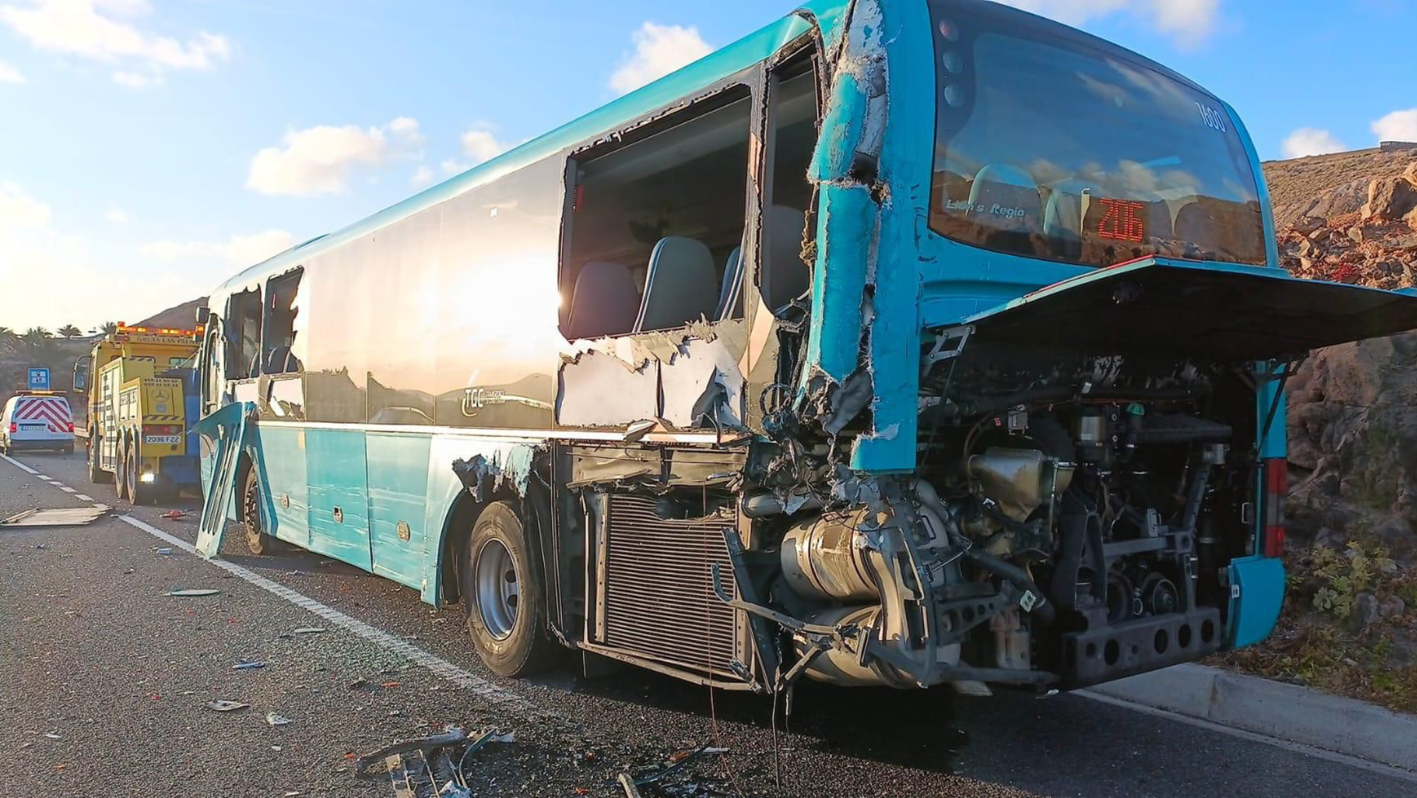 Estado de la guagua de Global tras colisionar con un camión / REDES 