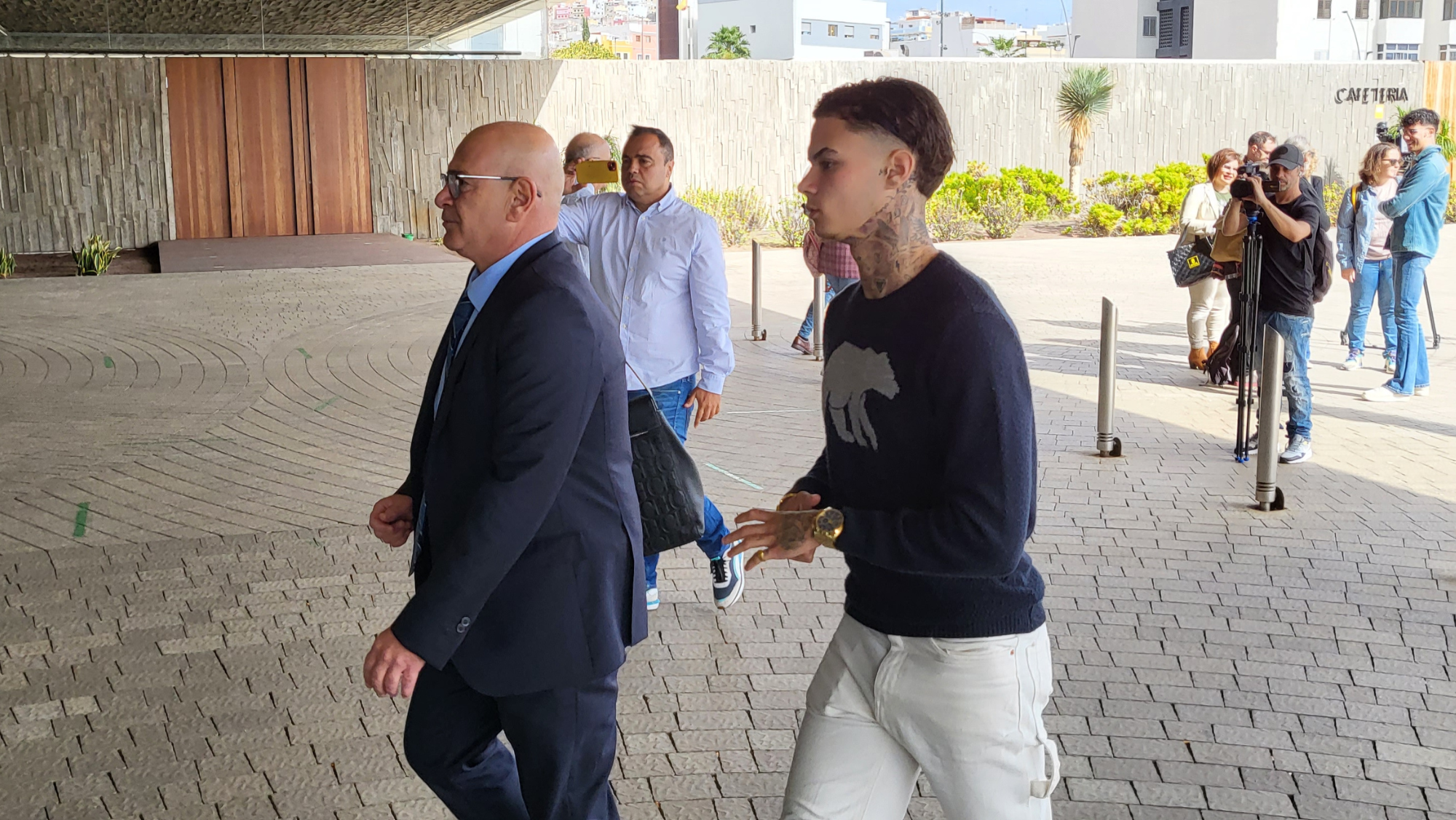 Joel Domínguez entrando a los juzgados junto a su antiguo abogado / ATLÁNTICO HOY - G. DÍAZ MEDINA