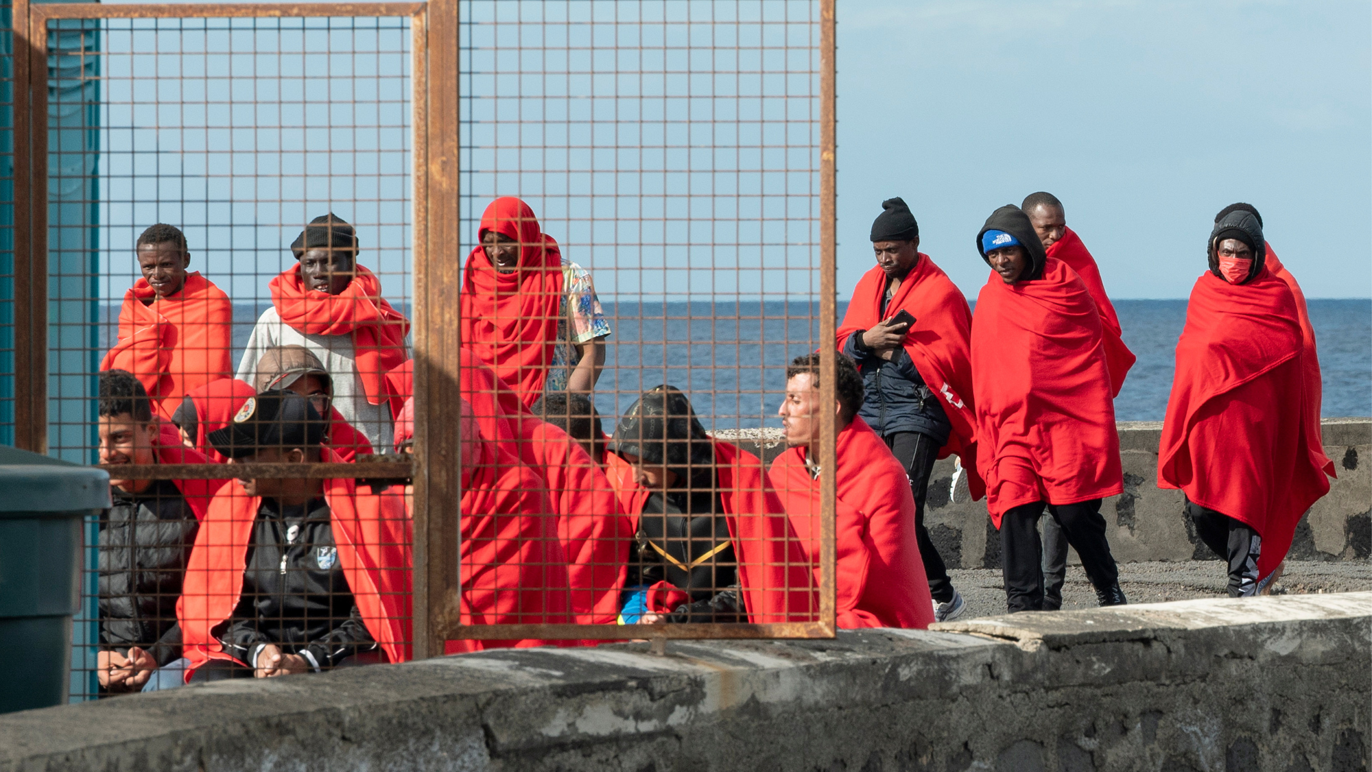 Migrantes rescatados este jueves en Lanzarote / EFE - ADRIEL PERDOMO