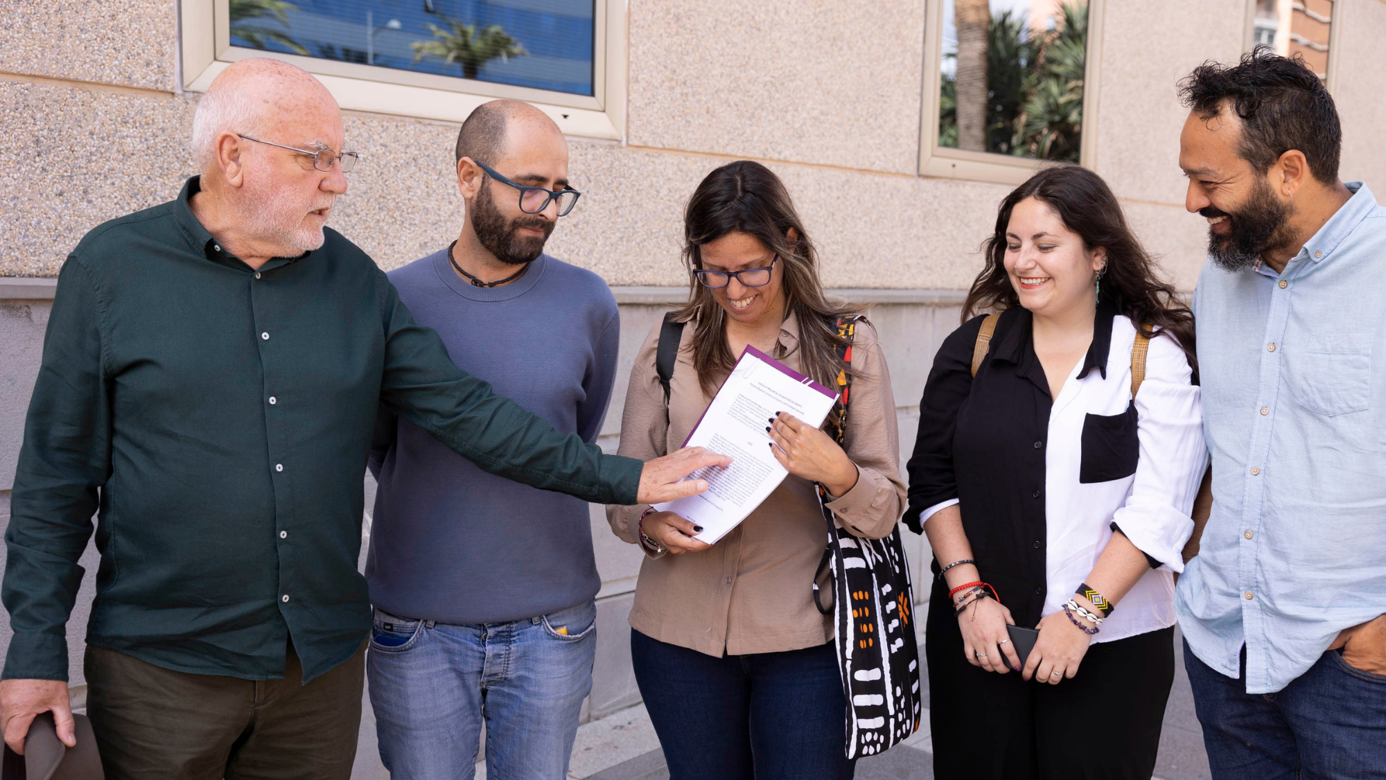 De izquierda a derecha el diputado Manuel Marrero, el concejal en Adeje Gabriel González, la consejera del Cabildo de Tenerife Cristo González, la coordinadora general de Podemos en Canarias, Laura Fuentes y el consejero David Carballo. / EFE
