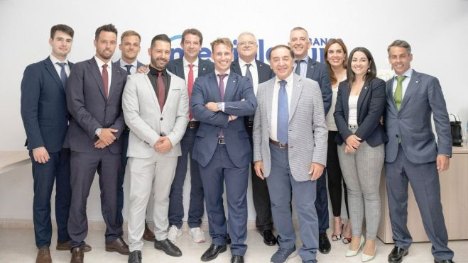 Foto de familia junto a los 'family bankers' de Canarias./ CEDIDA Foto de familia junto a los 'family bankers' de Canarias./ CEDIDA