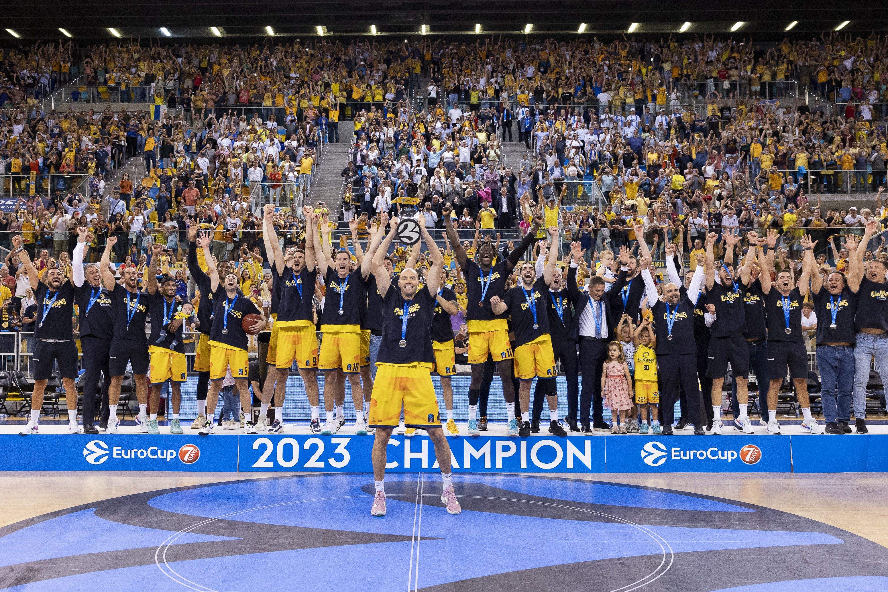La plantilla del Granca recibe la copa que le acredita como campeón de la Eurocup 2023. / ELVIRA URQUIJO-EFE