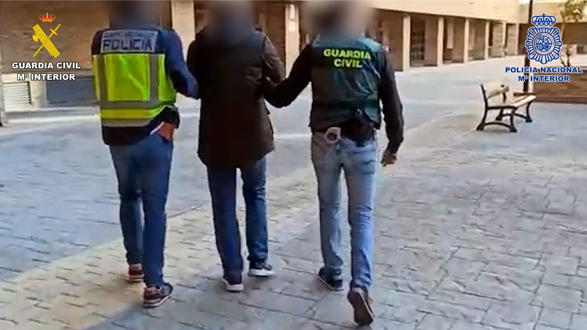 Una mujer le pide un cigarro a un hombre, sus dos cómplices lo amenazan con un cuchillo y lo agreden. En la imagen otra detención policial. / MINISTERIO DEL INTERIOR