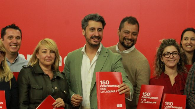 Luis Yeray Gutiérrez (en el centro) junto a su equipo presentando el programa. / ÁLVARO OLIVER (AH)