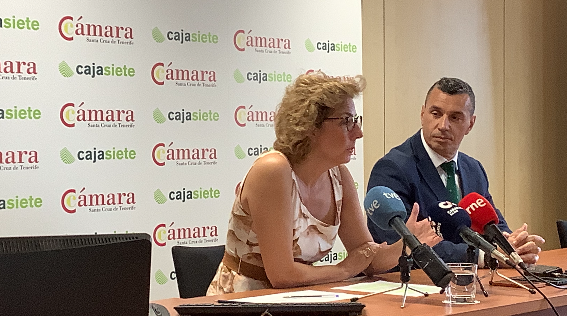 La directora de la Cámara de Comercio de Santa Cruz de Tenerife, Lola Pérez, y Luis Díaz, subdirector de Cajasiete./ AH