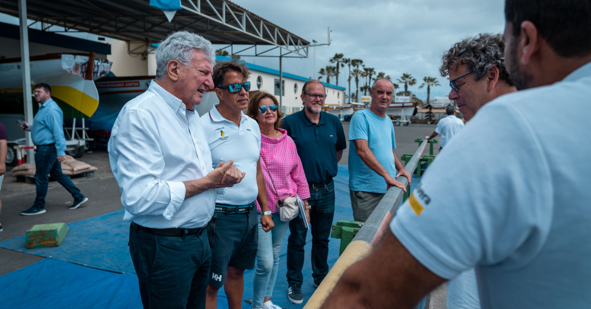 Pedro Quevedo junto a representantes de la Federación Vela Latina Canaria / NUEVA CANARIAS