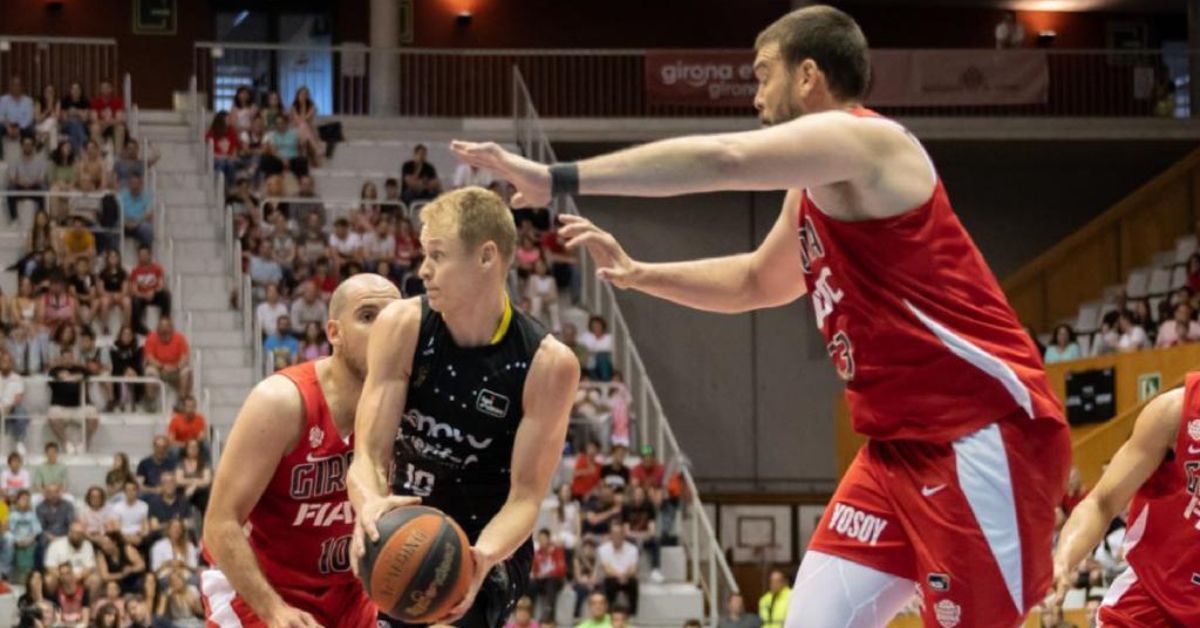 Salin busca el pase ante la presión de Marc Gasol en el triunfo por 72-88 del CB Canarias en su visita a Girona./ CB CANARIAS.