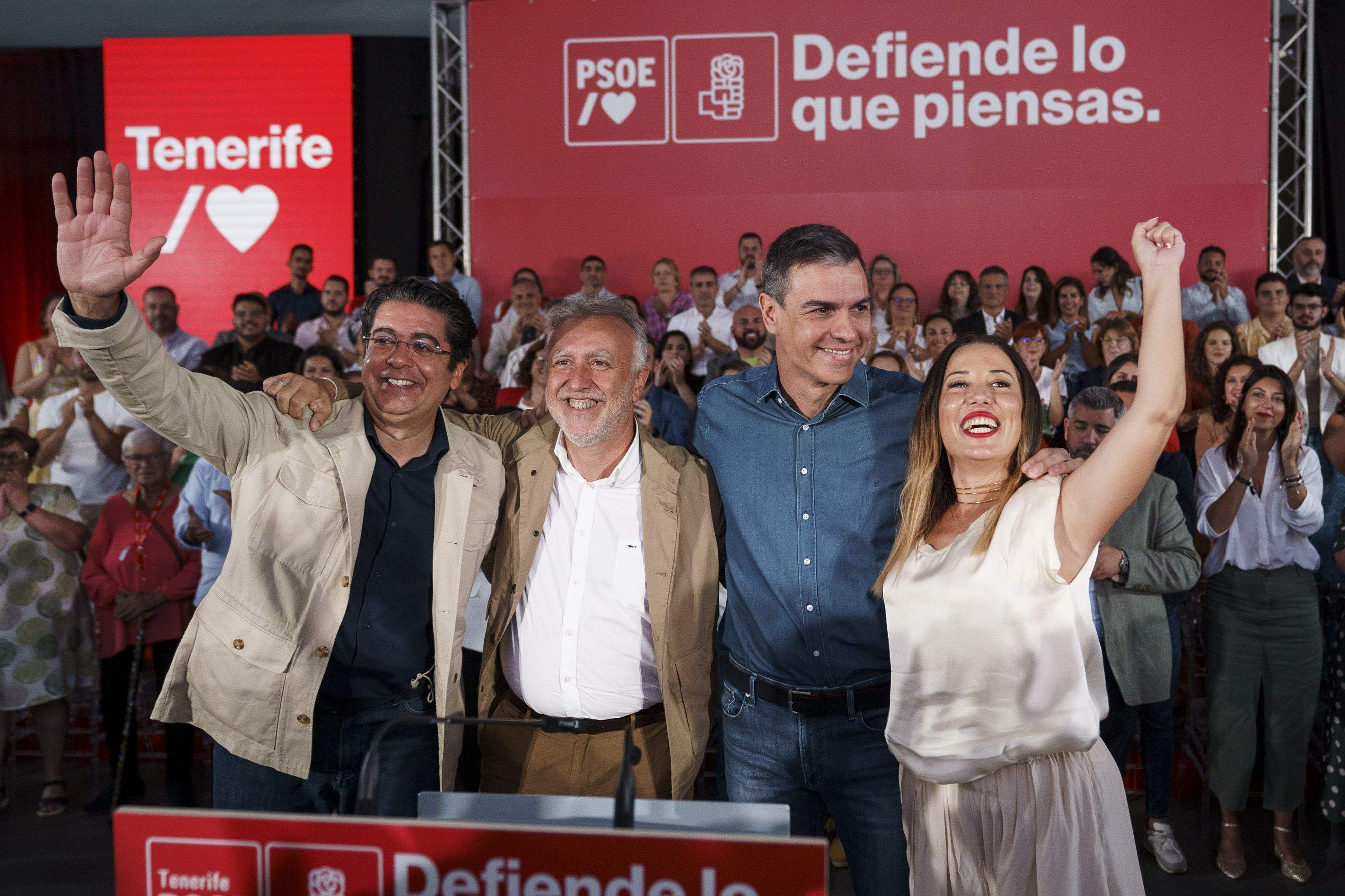 Pedro Martín, Ángel Victor Torres, Pedro Sánchez y Patricia Hernández en Santa Cruz de Tenerife. / RAMÓN DE LA ROCHA - EFE