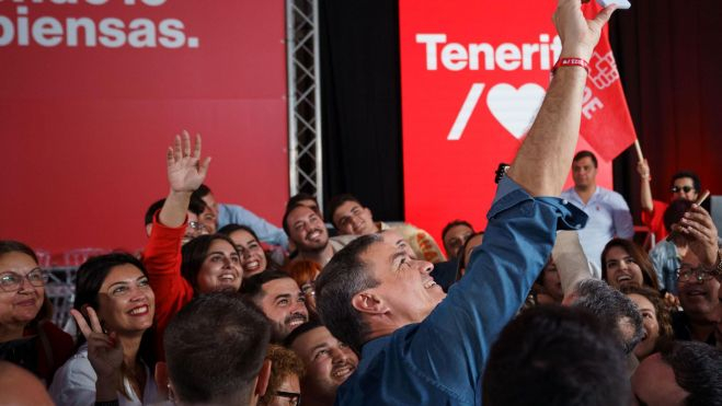 Pedro Sánchez y simpatizantes en el mitin. / EFE RAMÓN DE LA ROCHA 