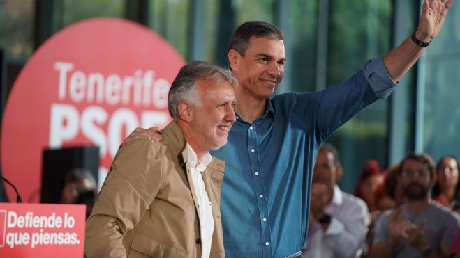 Ángel Víctor Torres y Pedro Sánchez. / RAMÓN DE LA ROCHA-EFE 