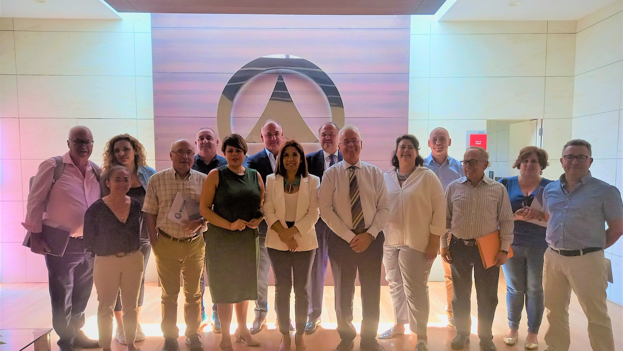 Imagen de Carmen Hernández con los empresarios de El Goro / NUEVA CANARIAS