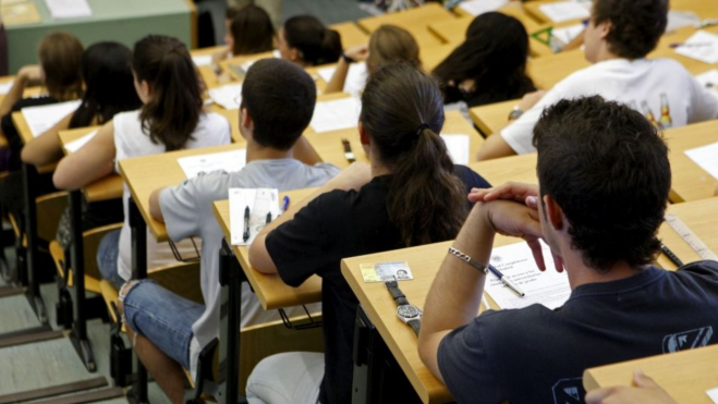 Alumnos se enfrentan a un examen / EFE