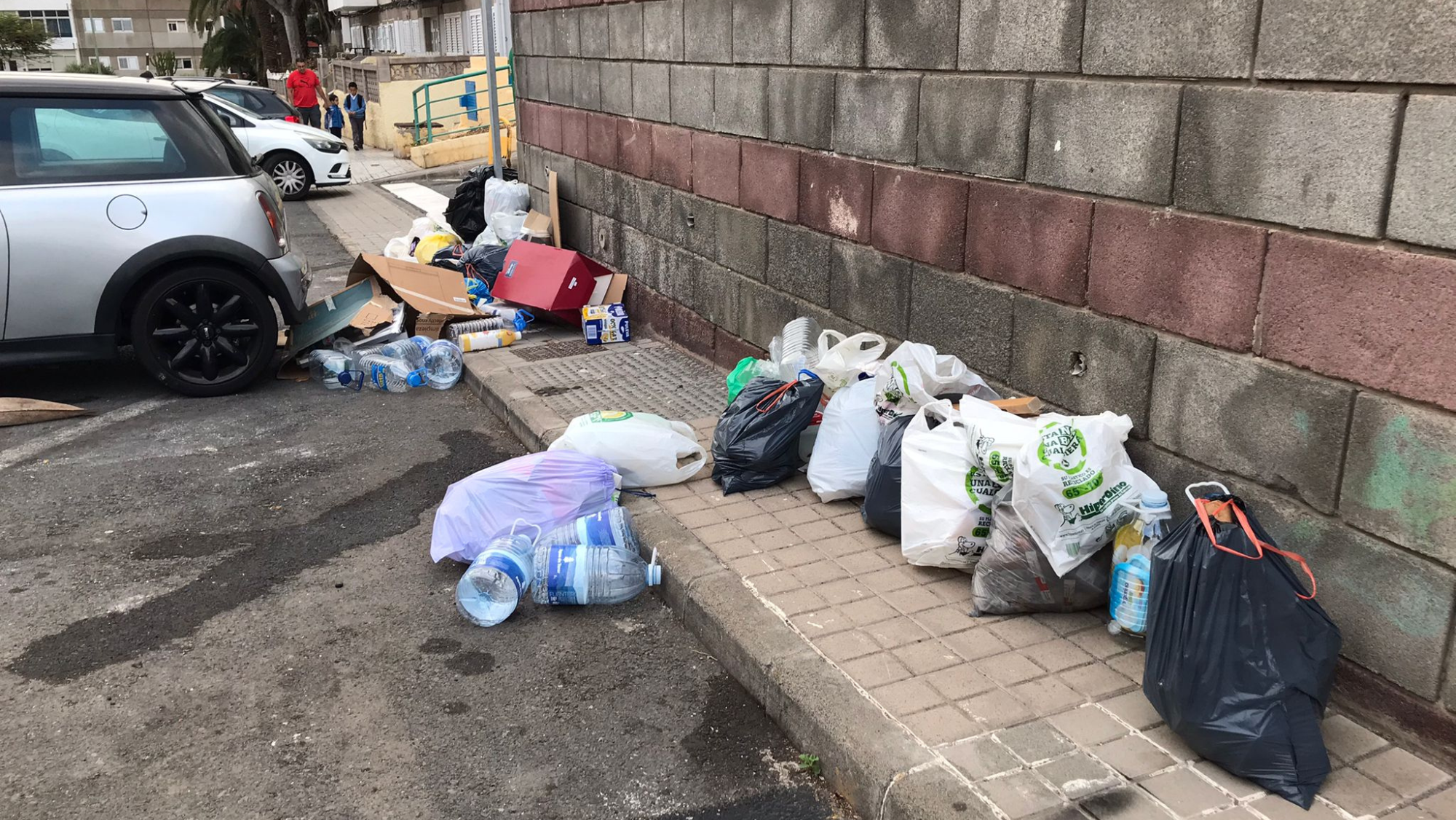 Bolsas de basura en el barrio de La Paterna / CEDIDA