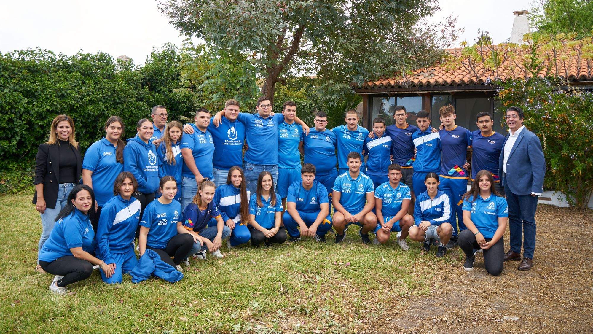El presidente del Cabildo de Tenerife, Pedro Martín, posa con alumnos de la Federación de Lucha Canaria. / CEDIDA