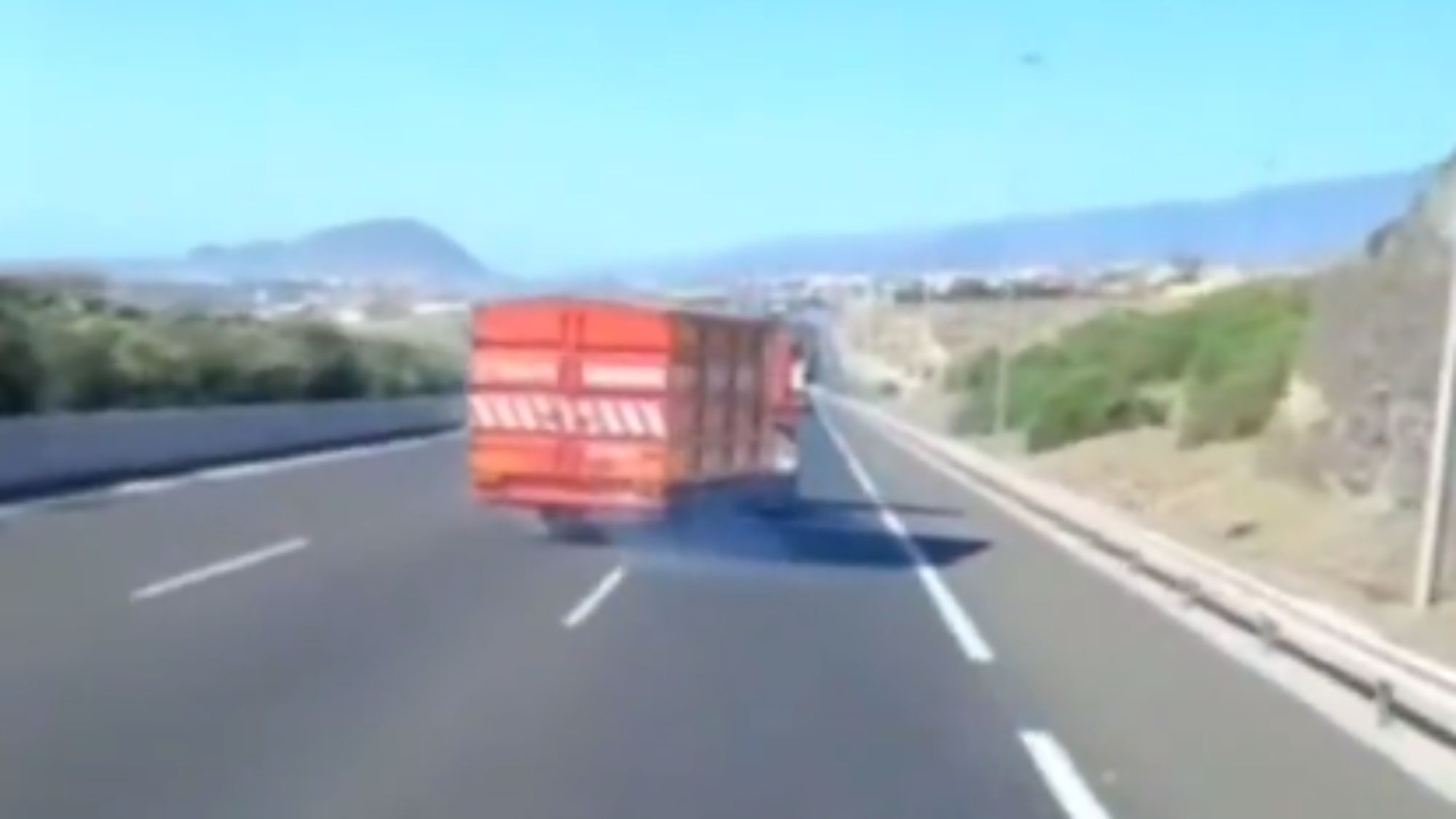 Fotograma del vídeo en el que se ve uno de los bandazos de un remolque en la TF-1./ AH