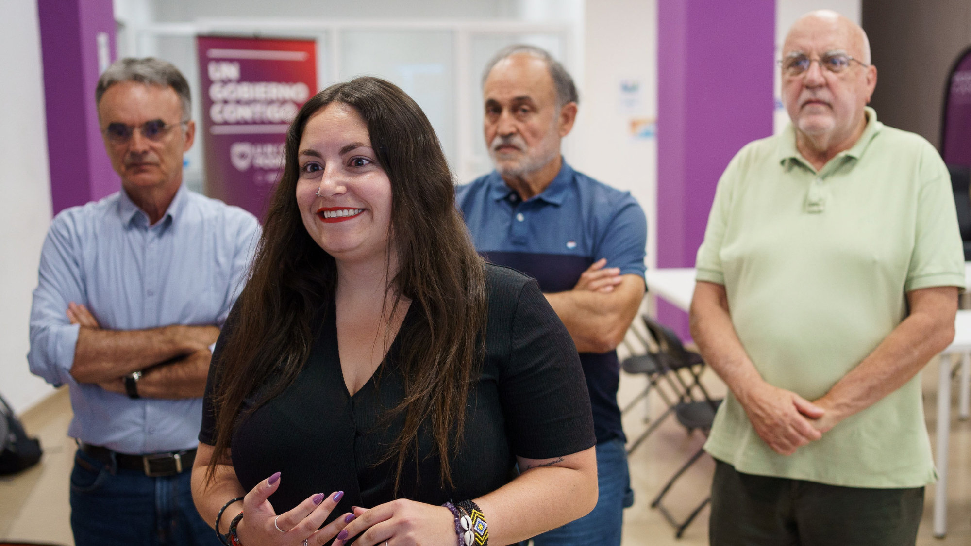 La cabeza de lista de Unidas Sí Podemos al Parlamento de Canarias por Tenerife, Laura Fuentes, ha mantenido una reunión este martes con miembros de la Plataforma por un Nuevo Modelo Energético. / RAMÓN DE LA ROCHA-EFE