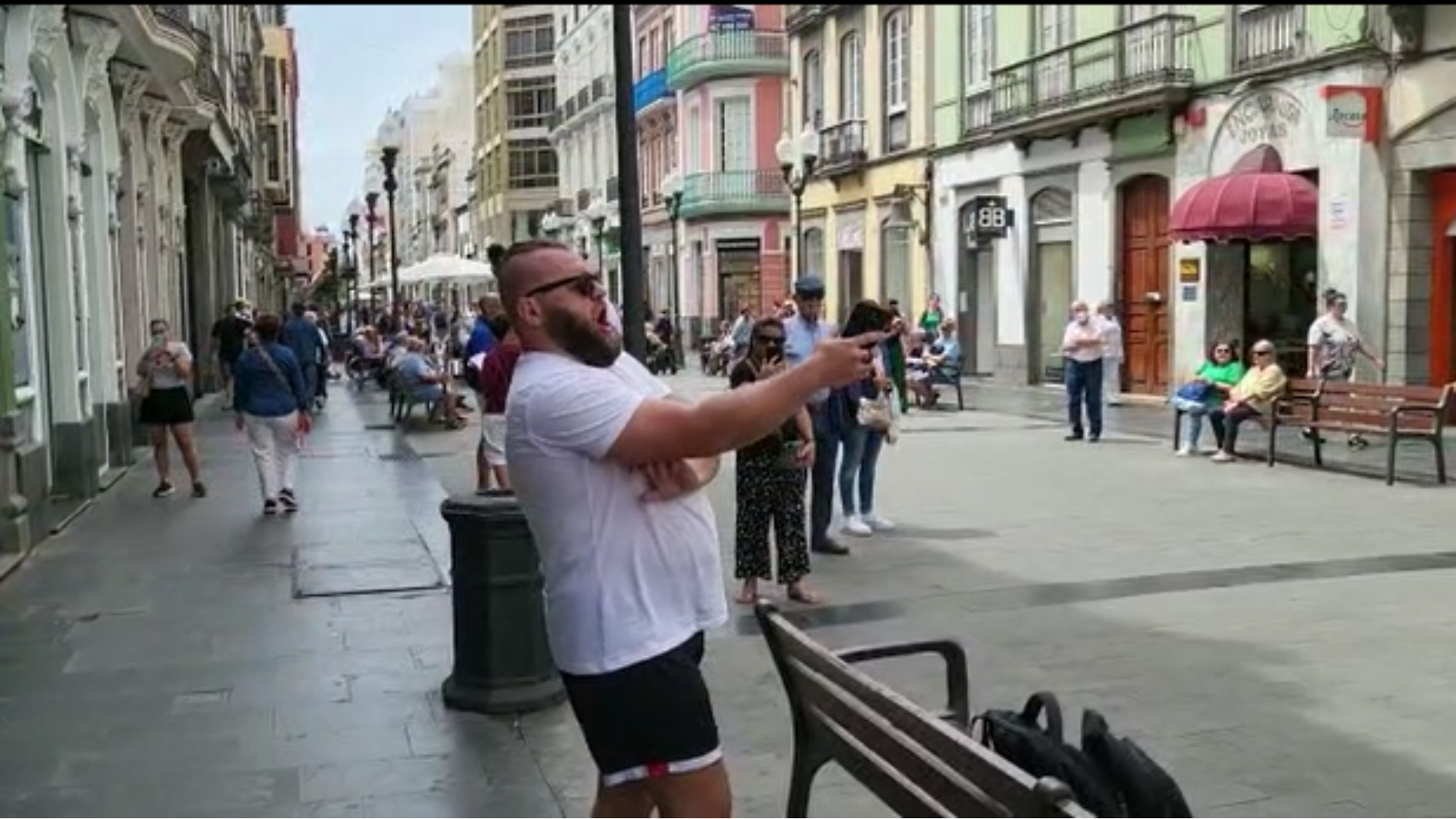 Turista alemán canta ópera en la calle Triana . ATLÁNTICO HOY . G. DÍAZ MEDINA Turista alemán canta ópera en la calle Triana . ATLÁNTICO HOY . G. DÍAZ MEDINA