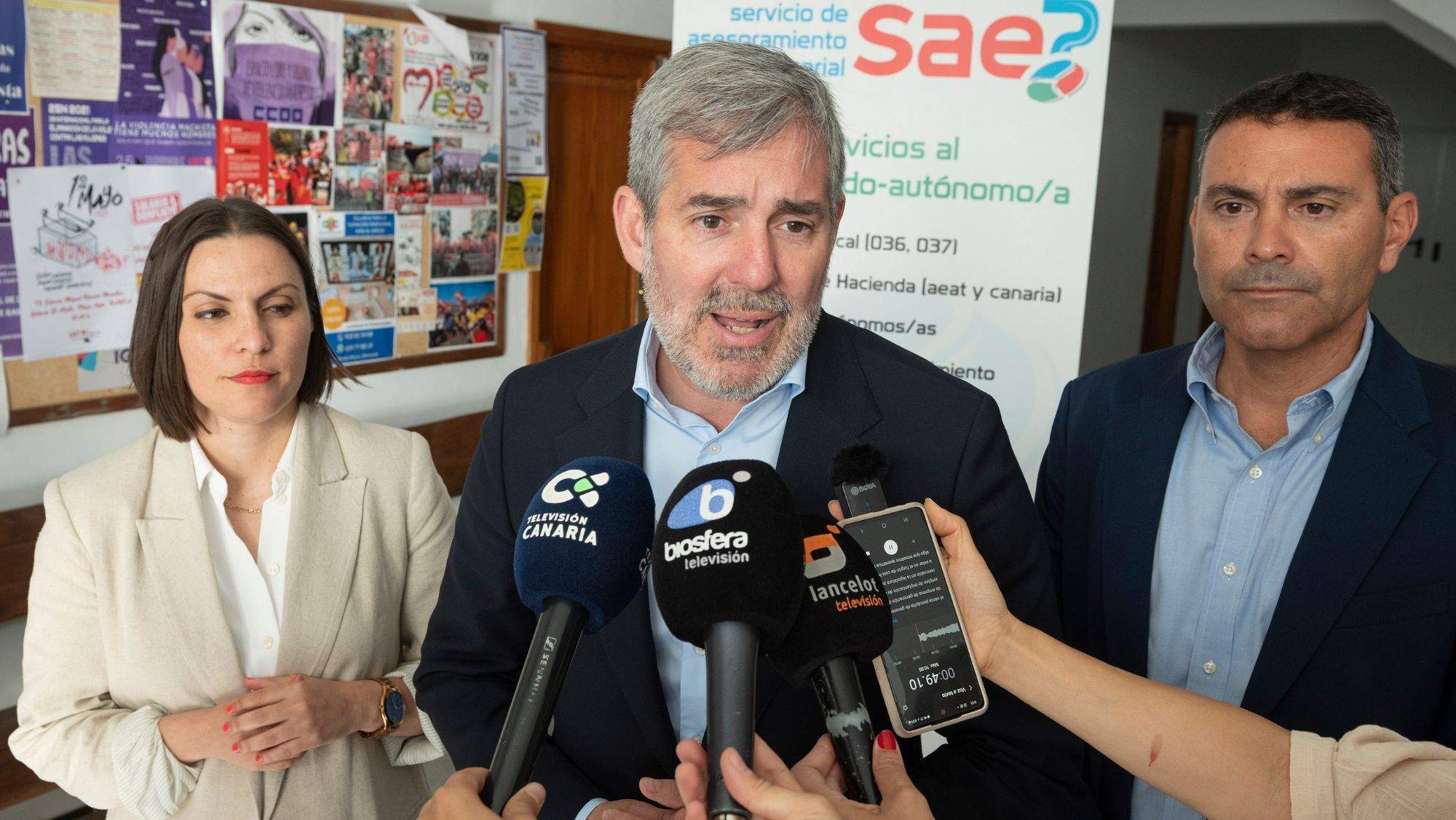 El candidato de CC a presidente de Canarias, Fernando Clavijo, atiende a los medios de comunicación. / EFE / ADRIEL PERDOMO