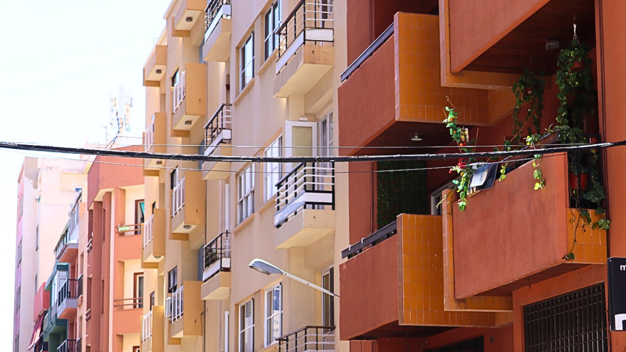 Bloques de viviendas en Tenerife. / ATLÁNTICO HOY