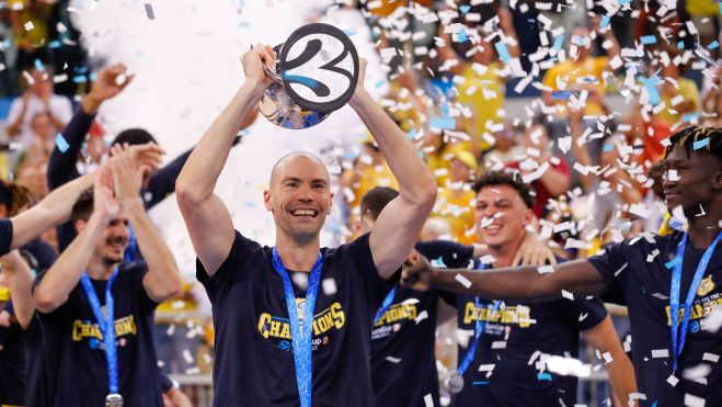Stevic recibe el trofeo que acredita al Granca como campeón de la Eurocup