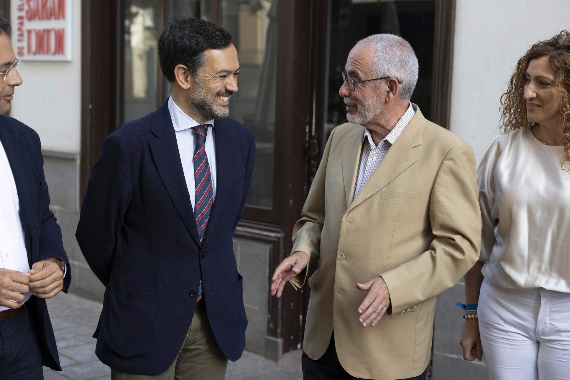 El candidato del PP al Cabildo de Tenerife, Lope Afonso y el presidente de Fepeco, Oscar Izquierdo./ EFE - MIGUEL BARRETO